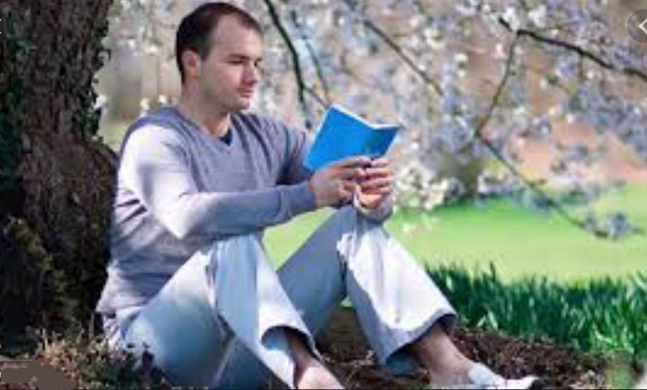 Male practitioner reading Zhuan Falun text